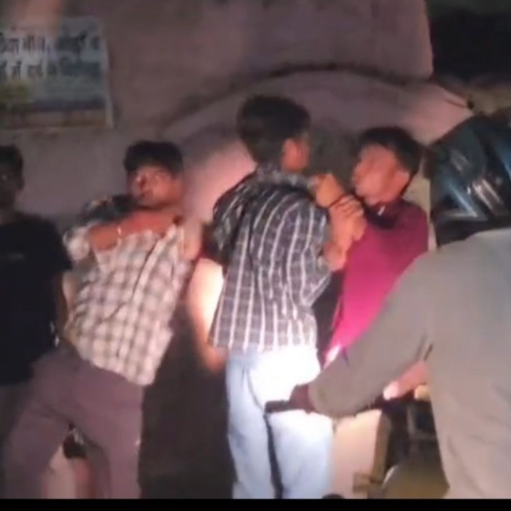 जहानाबाद में स्कॉर्पियो सवार बदमाशों ने युवक से की मारपीट:जबरन गाड़ी में बैठाने की कोशिश; 20 मिनट सड़क पर हंगामा, पुलिस पहुंची