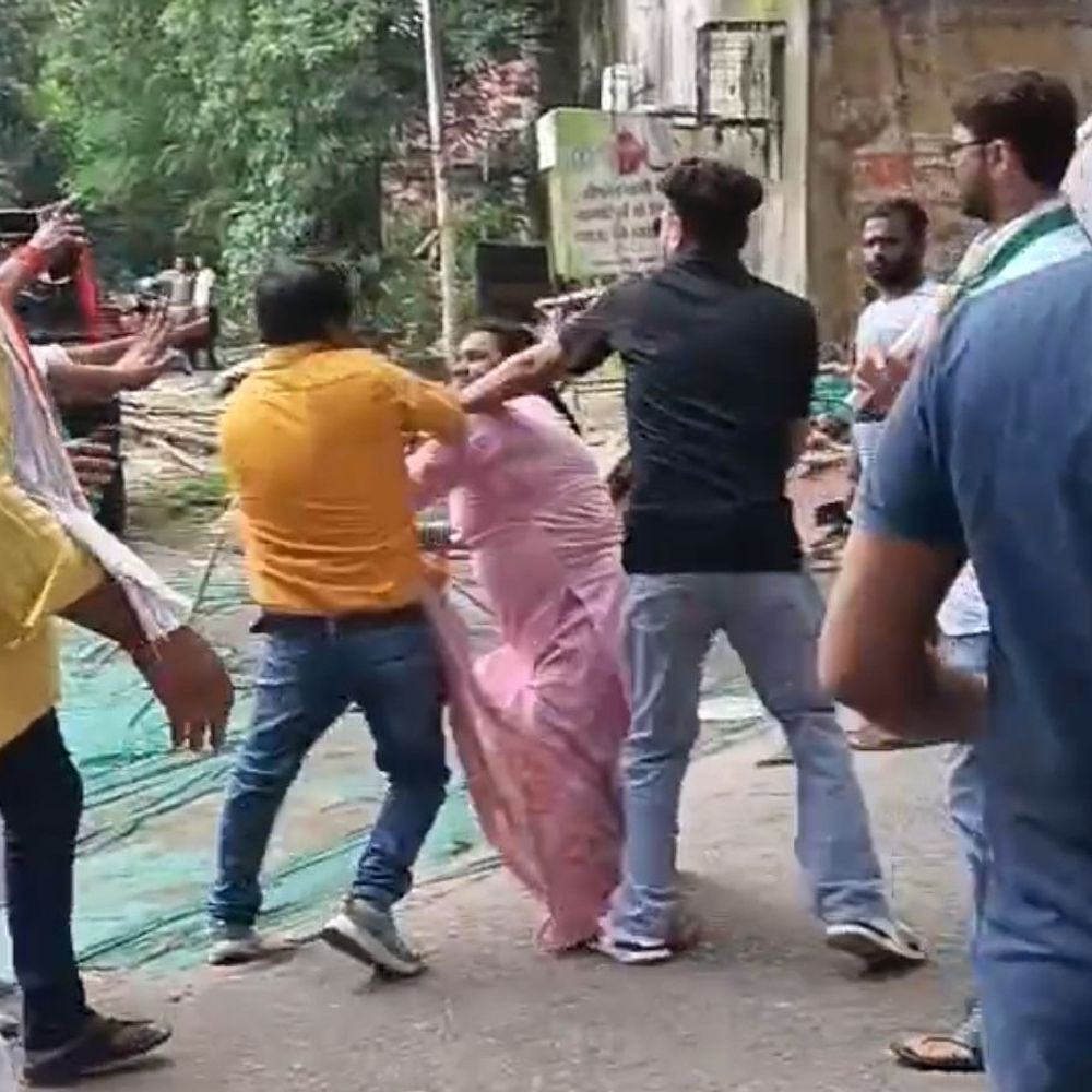 धनबाद में तिरंगा यात्रा के दौरान भाजपा कार्यकर्ताओं में मारपीट:अमरजीत कुमार और रीता यादव के बीच विवाद, डंडे से हमले का आरोप