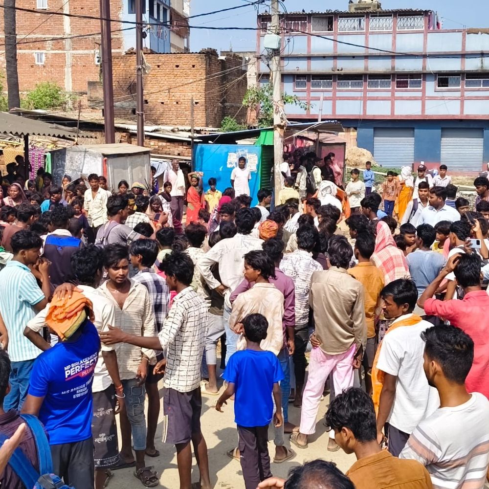 नवादा सड़क हादसे में 20 वर्षीय युवक की मौत:तेज रफ्तार वाहन ने बाइक में मारी टक्कर, रोड जामकर परिजनों का प्रोटेस्ट-नारेबाजी