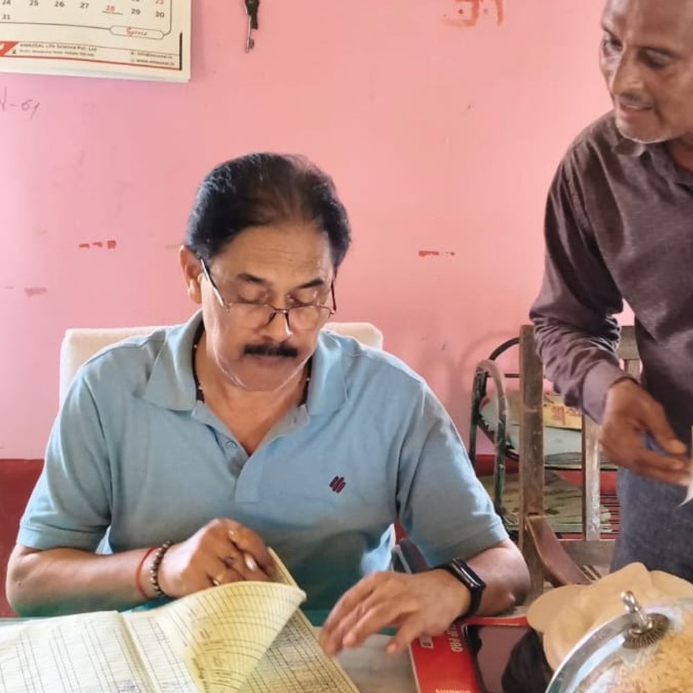 स्कूलों में औचक निरीक्षण, मिलीं गंभीर अनियमितताएं:शिक्षकों-प्रधानाध्यापकों से स्पष्टीकरण तलब, विभागीय कार्रवाई की चेतावनी