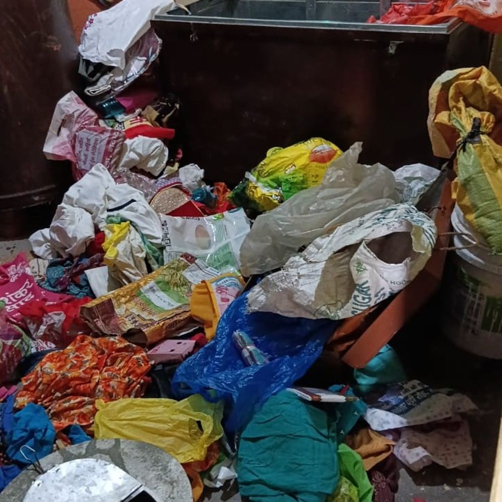 नवादा में घर का ताला तोड़कर 13 लाख की चोरी:चोर बंद मकान के मैन गेट से घुसे, जेवरात-नकदी पर हाथ साफ;परिवार रहता है बाहर