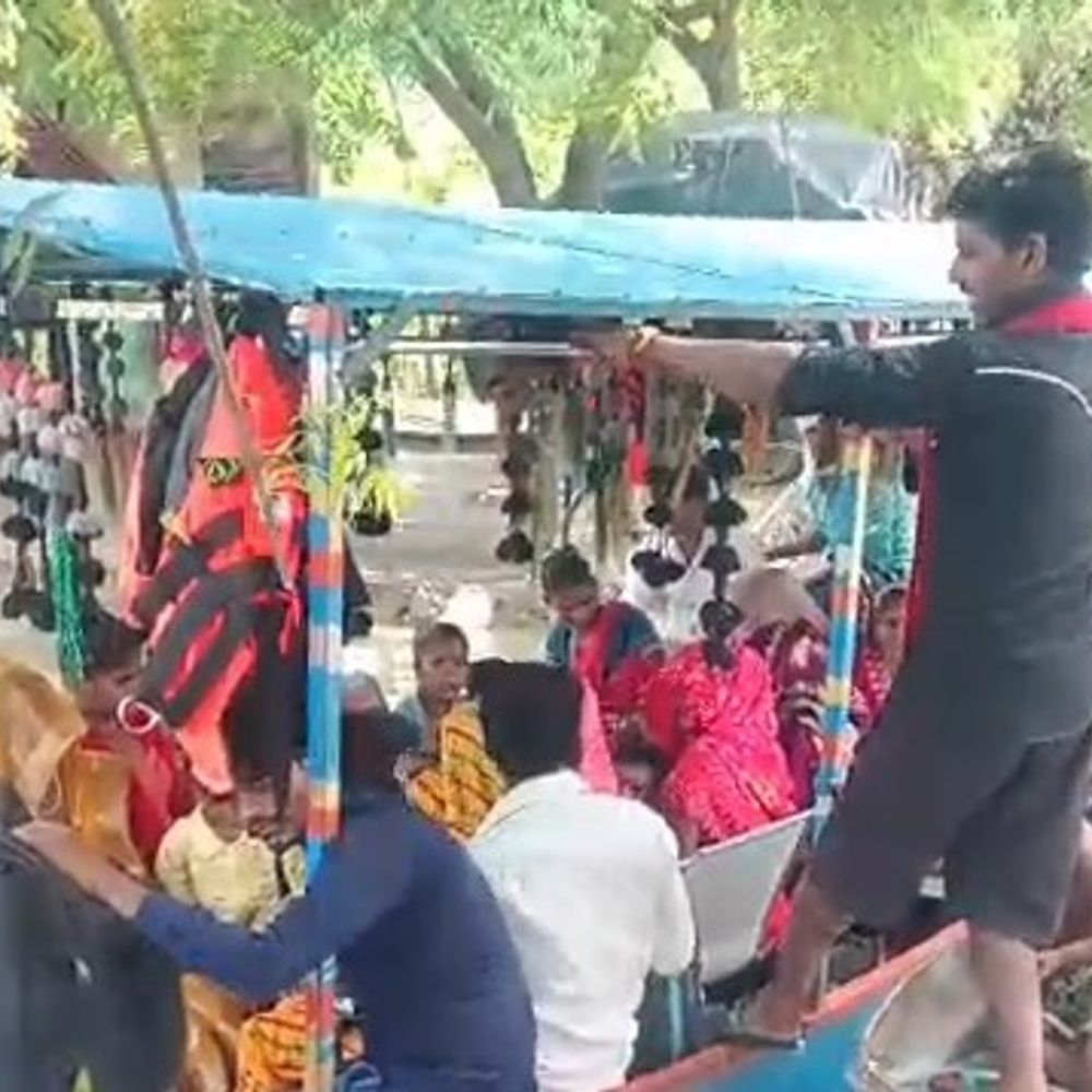 बाढ़ के बीच बहनें नाव-स्टीमर से पहुंचीं मायके:गंगा खतरे के निशान पर, 80 से ज्यादा गांव प्रभावित