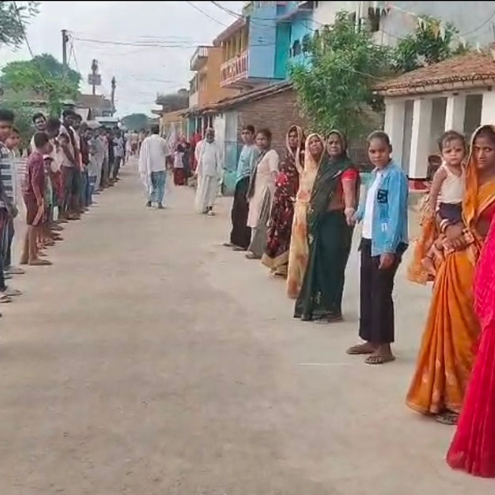 मानव श्रृंखला बनाकर लिया नशामुक्त खरौवा का संकल्प:खगड़िया में बच्चों से बुजुर्गों तक ने कहा-नशा नहीं करेंगे, नशा नहीं करने देंगे