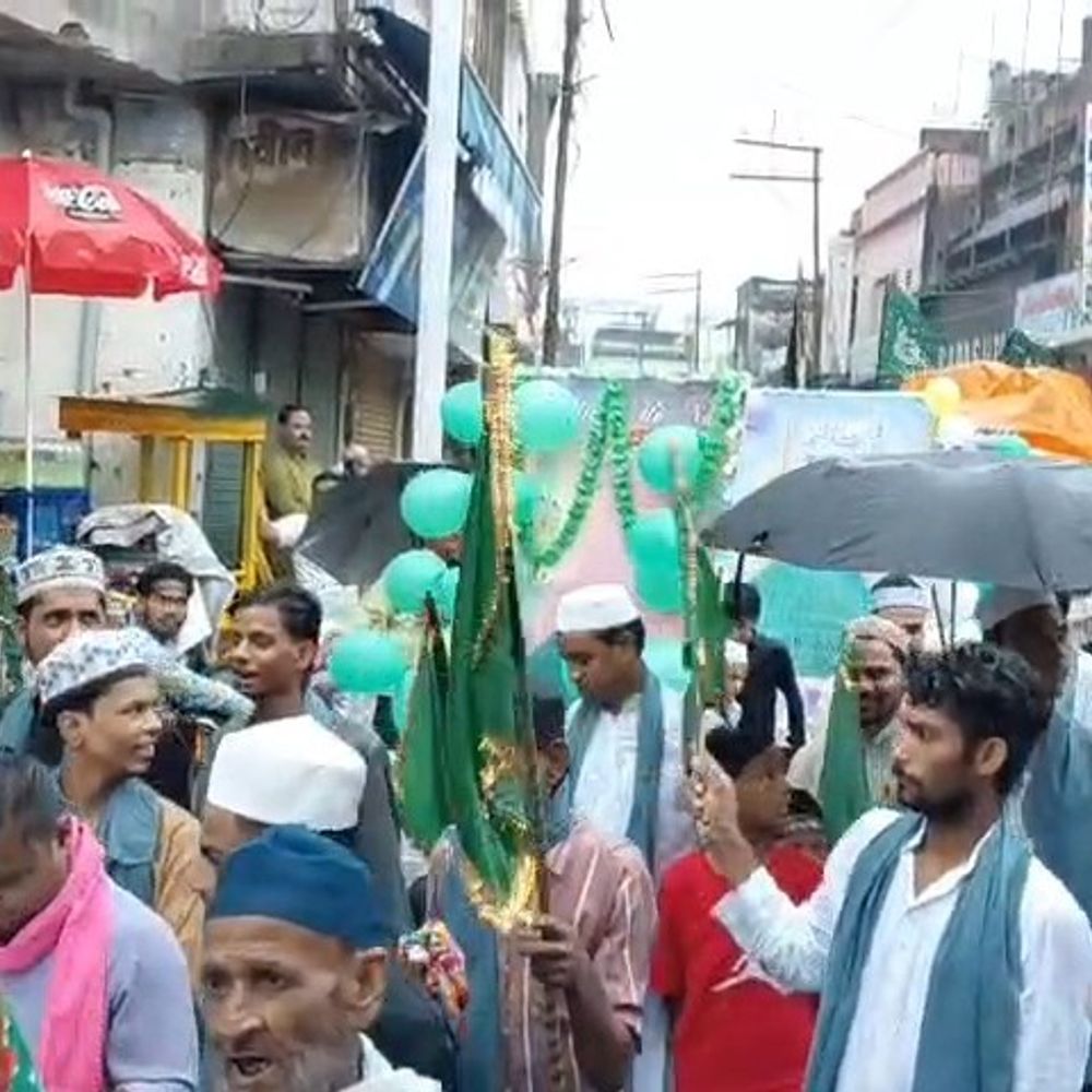 इटावा में बारिश के बीच निकला जुलूसे मुहम्मदी:बड़ी तादात में अकीकदमंद जुलूस में शामिल हुए, डीएम का इस्तकबाल हुआ