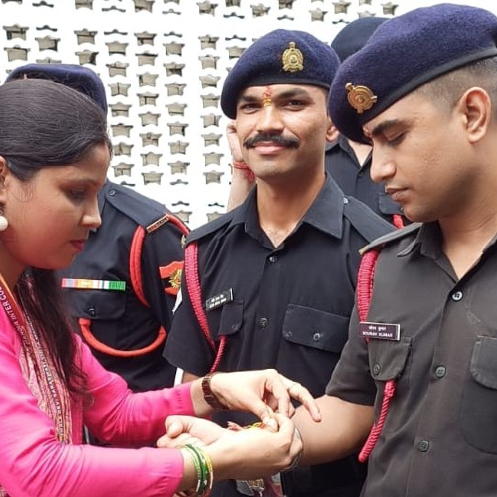 प्रयागराज में छात्राओं ने सैनिकों, पुलिसकर्मियों को बांधी राखी:देश सेवा के संकल्प के साथ मनाया रक्षाबंधन