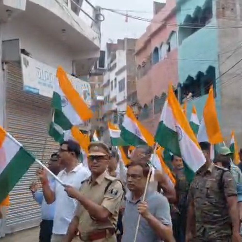 जमुई में जिला प्रशासन ने निकाली तिरंगा यात्रा:अधिकारी-छात्र हुए शामिल, DM ने पड़ोसियों को अभियान से जोड़ने की अपील की