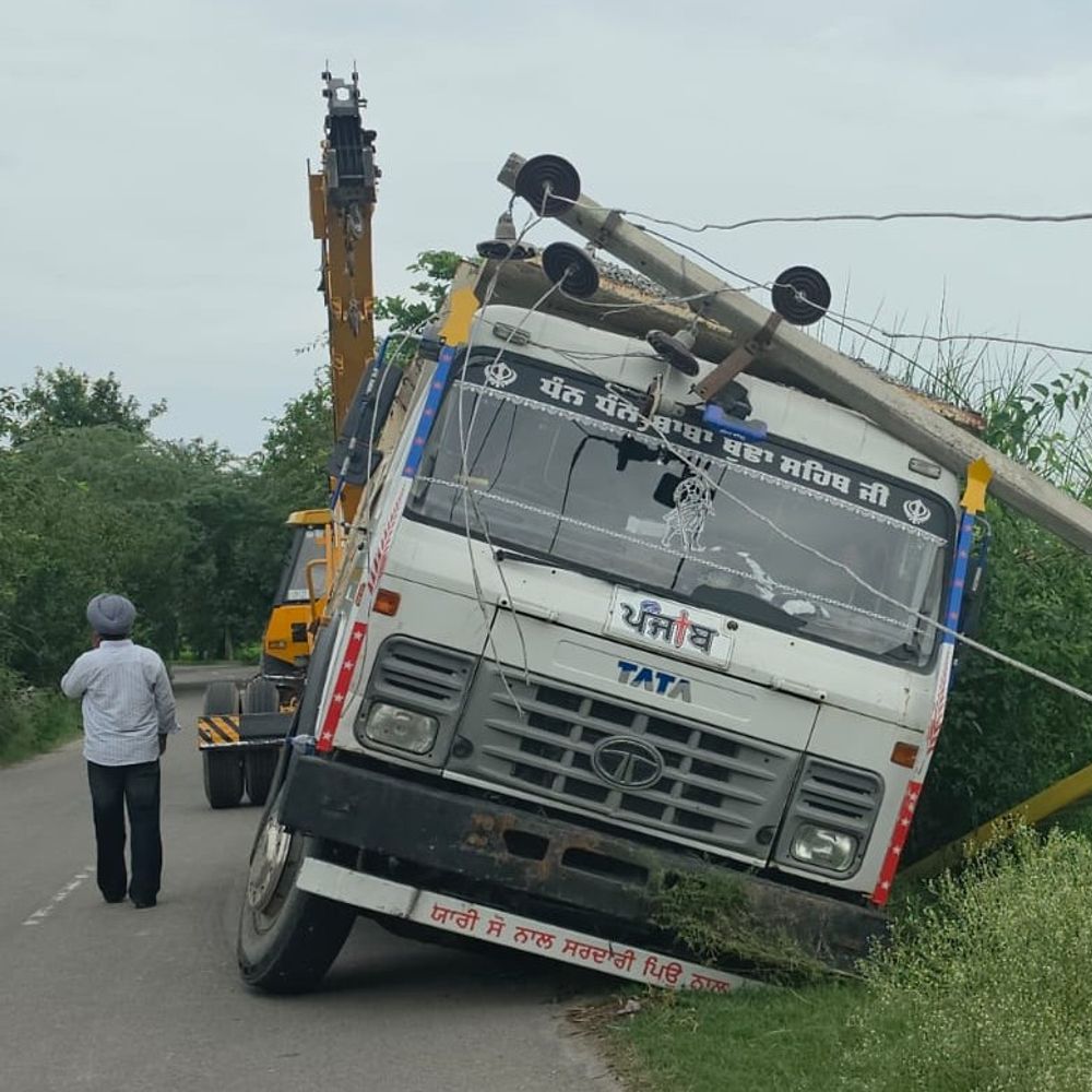 गुरदासपुर में बजरी से लदा टिपर खंभे से टकराया:गुरुद्वारा श्री टाहली साहिब कॉरिडोर रोड पर हादसा, बिजली गुल