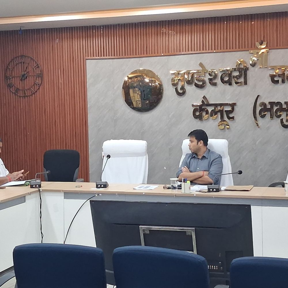 कैमूर में अब भूमि रजिस्ट्रेशन हुआ पेपरलेस:जिलाधिकारी ने की समीक्षा, हेल्प-डेस्क स्थापित; अफवाहों से बचने की अपील