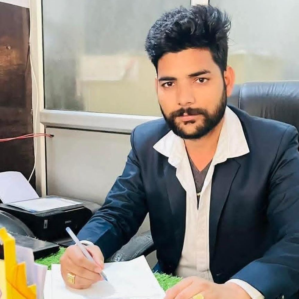 लखीमपुर में हॉस्पिटल मैनेजर की संदिग्ध मौत:गन्ने के खेत में फंसी मिली कार, ग्रामीण ने घायल अवस्था में उतारा