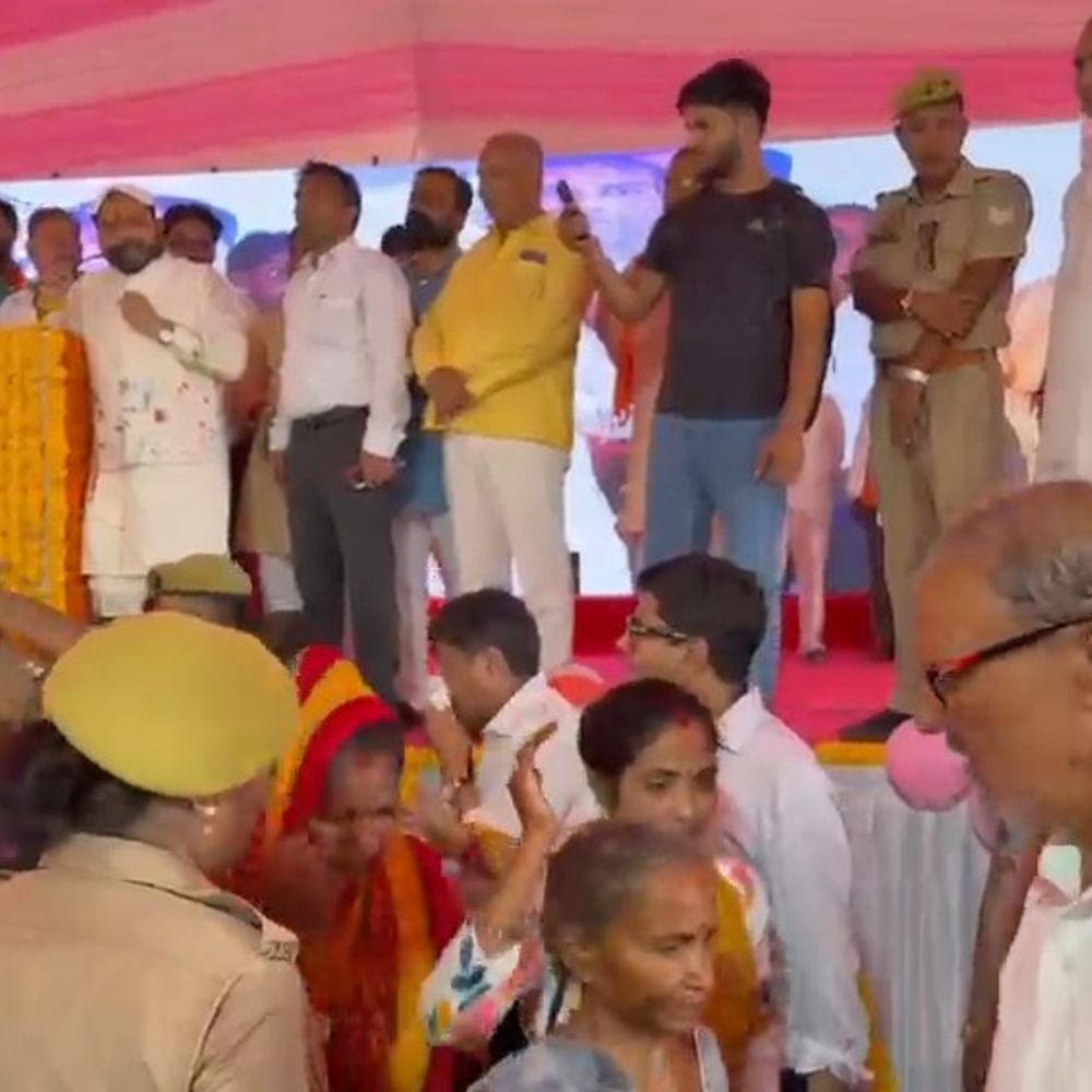 उन्नाव में रक्षाबंधन कार्यक्रम में जुटी एक लाख महिलाएं:भगदड़ की आशंका पर DM-SP ने आयोजन रुकवाया, आयोजक बोले-महिलाएं घर लौट जाएं