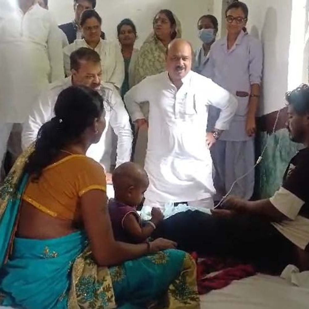 नेताप्रतिपक्ष ने किया बीमारी से प्रभावित गांवों का दौरा:बोले- प्रशासन मौतों के आंकड़े छिपा रहा; कांग्रेस मृतकों को ₹50-50 हजार देगी