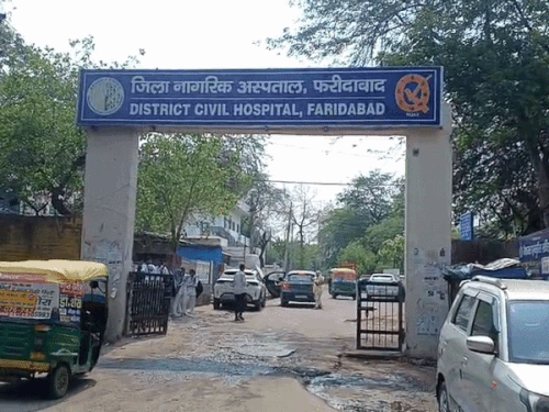 फरीदाबाद नौकरी की बात पर पिता पर चाकू से हमला:घायल कर बेटा हुआ घर से फरार, दिल्ली में इलाज के लिए भर्ती