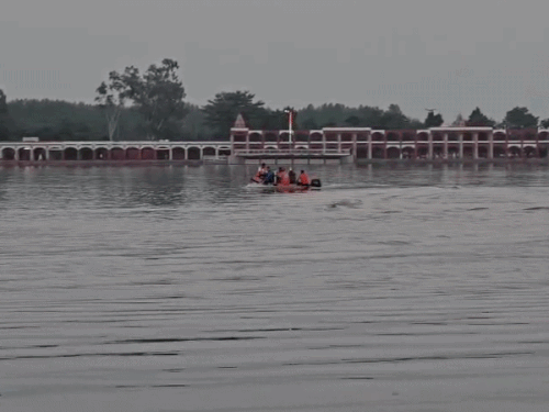 कुरुक्षेत्र ब्रह्मसरोवर में स्नान करने उतरा श्रद्धालु डूबा:घाट से मिले कपड़े-जूते, SDRF की टीम कर रही तलाश; नहीं लगा कोई सुराग