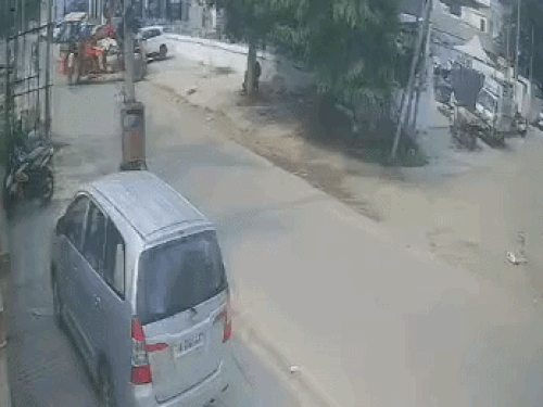 पंचकूला में क्रेन पलटने से 2 युवकों की मौत, VIDEO:4 सेकेंड से बच गई पिकअप ड्राइवर की जान, जनरेटर पर युवकों को बैठाकर की लापरवाही