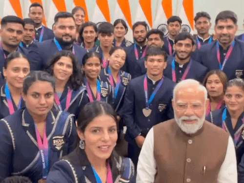 हरियाणा के कॉमनवेल्थ मेडलिस्ट्स की PM मोदी से मुलाकात:बॉक्सर साक्षी चौधरी ने मोदी संग बनाया VIDEO, बोलीं- PM बहुत ही हम्बल