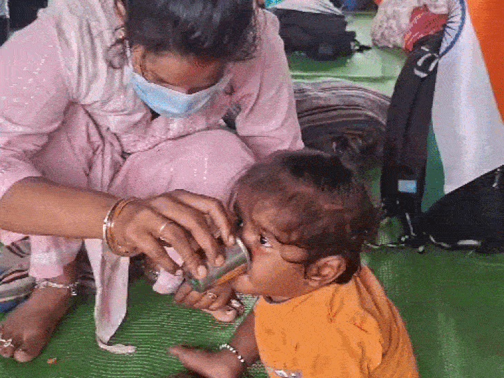शिक्षक भर्ती में पदवृद्धि की मांग, भोपाल में डटे अभ्यर्थी:नौकरी की आस में बच्चों संग धरना: रात पार्क में गुजारी, एक अभ्यर्थी 18 घंटे से भूख हड़ताल पर