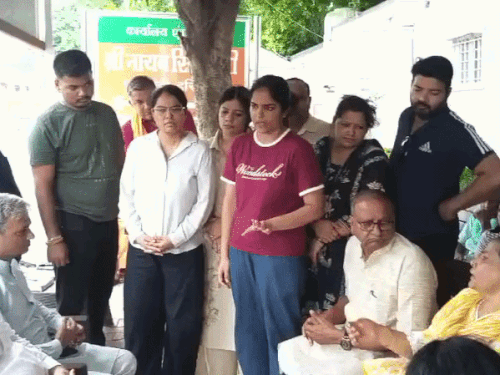 3.15 करोड़ डकैती में गिरफ्तारी नहीं, CM आवास पहुंचा परिवार:कल निकालेंगे रोष मार्च; बोले- घर में सुरक्षित नहीं, बदमाश फिर आने की धमकी देकर गए