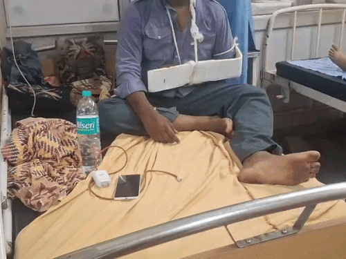 गुरुग्राम में रोडवेज में ऑटो ड्राइवर को युवकों ने पीटा:सॉरी बोलने के बाद भी भी मारपीट करते रहे बाइक सवार, डंडे मार-मारकर लहूलुहान किया