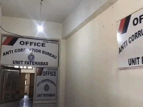 फतेहाबाद में SHO को पूछताछ के लिए लेकर आई ACB:नशा केस दबाने के नाम पर ढाई लाख की डील, बिचौलिया पकड़ा; पूछताछ में टोहाना थाना प्रभारी का नाम आया