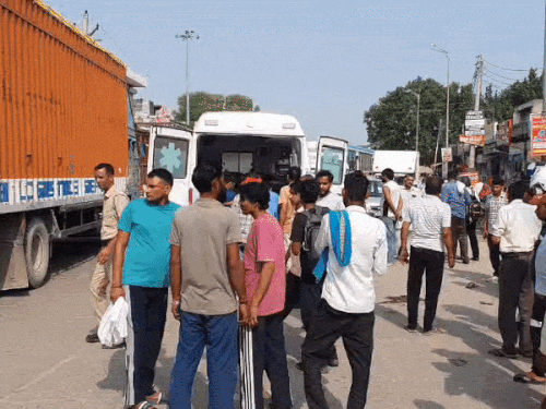 गुरुग्राम बहू की डिलीवरी करवाने जा रहे परिवार का एक्सीडेंट:तेज रफ्तार ट्रक ने बाइक को मारी टक्कर, मां की मौत, गर्भवती पत्नी बाल-बाल बची