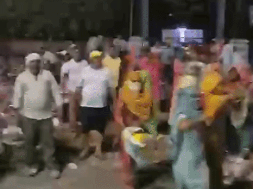 हिसार में पुलिस और सफाई कर्मियों में टकराव:आईटीआई चौक पर कूड़ा उठाने पहुंची टीम पर कचरा फेंका, हिरासत में लिए गए प्रदर्शनकारी