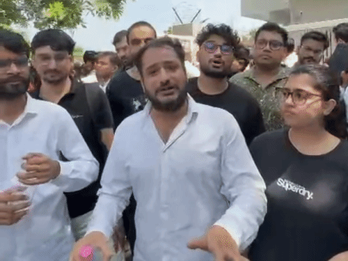 जयपुर- नीट PG के दौरान हंगामा, बार-बार बंद हुए कंप्यूटर:दावा- 2 घंटे में 10 बार पेपर रुका; सेंटर पर फिर से होगी परीक्षा