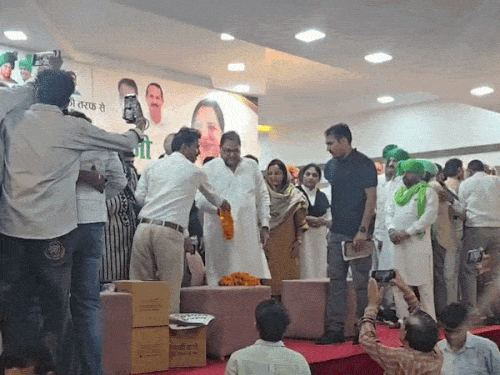 फतेहाबाद में अभय चौटाला का CM सैनी पर हमला:बताया ‘बहरूपिया सरदार’; बोले-बिना केश के पगड़ी और दाढ़ी काली करके घूम रहे