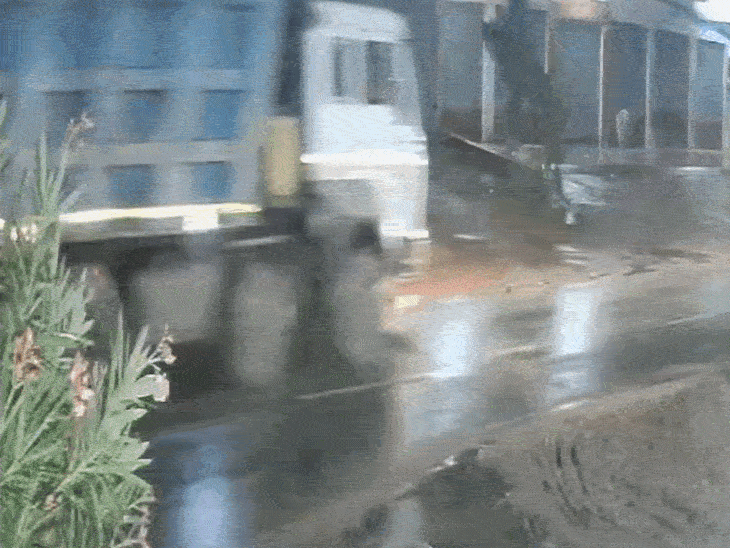 ट्रक ने कार को टक्कर मारी, पेड़ से टकराया, VIDEO:निवाड़ी-पृथ्वीपुर मार्ग पर देर रात हादसा, चालक फरार