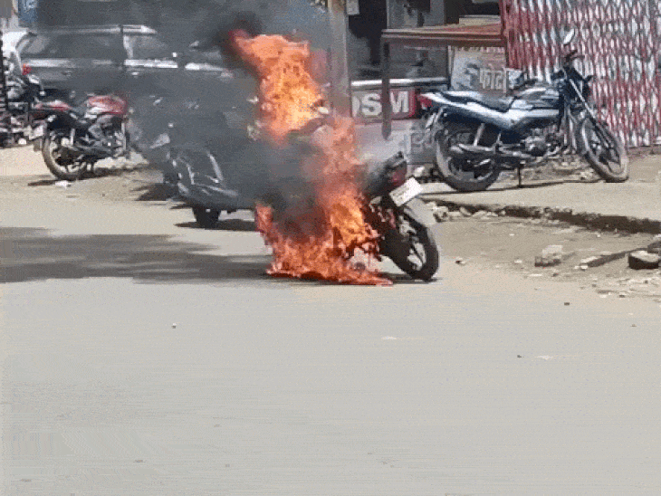डिंडौरी में भाजपा नेता की बाइक में लगी आग, VIDEO:भाजपा मंडल उपाध्यक्ष ने कूदकर बचाई जान; कलेक्ट्रेट मार्ग पर आधे घंटे लगा जाम