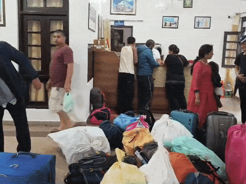 कैलाश मानसरोवर यात्रियों का अंतिम दल लौटा भारत:10 दलों में 477 यात्रियों ने किए दर्शन, पिथौरागढ़ में बुरांश के जूस से हुआ स्वागत