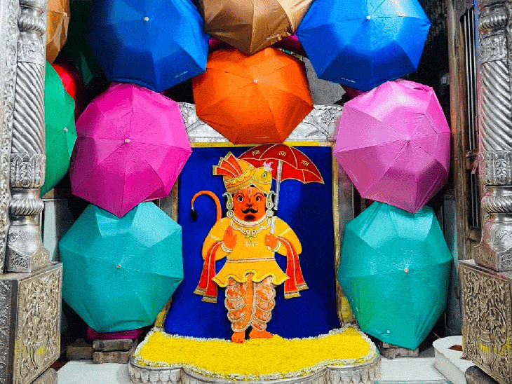 1100 छातों से सजा बाबा रणजीत हनुमान का दरबार:इंदौर में गर्भगृह से लेकर परिसर तक में लगे रंग-बिरंगे छाते, सरकारी स्कूल में बांटेंगे