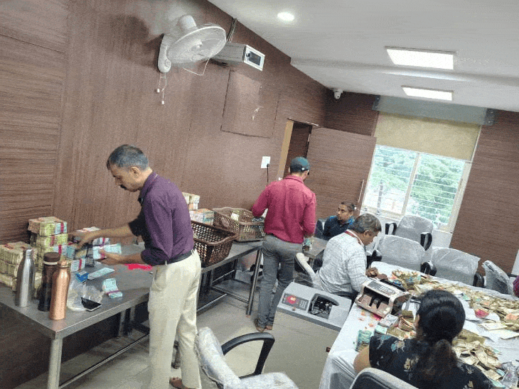 इंदौर के खजराना गणेश मंदिर में नोटों की गिनती:17 दान पेटियों से निकले 72 लाख, 23 खुलना बाकी; 4 CCTV से रख रहे नजर