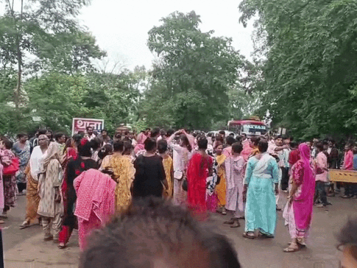 सिवनी में किन्नरों से भरी 2 बसें पुलिस ने रोकी:आपत्ति जताई, कुछ देर के लिए सड़क पर बैठे; पूछताछ के बाद जाने दिया