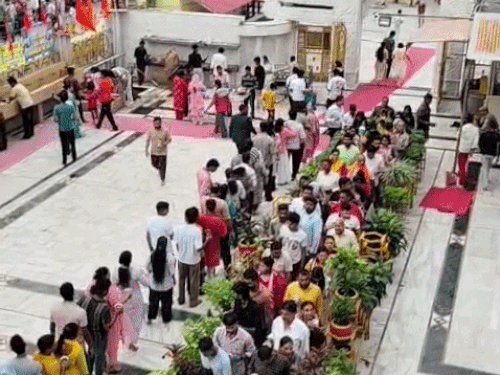 आखिरी सोमवार पर मेरठ के शिवालयों में भक्तों की भीड़:जलाभिषेक के लिए सुबह से पहुंचे श्रद्धालु, मंदिर समितियों ने कराया भंडारा