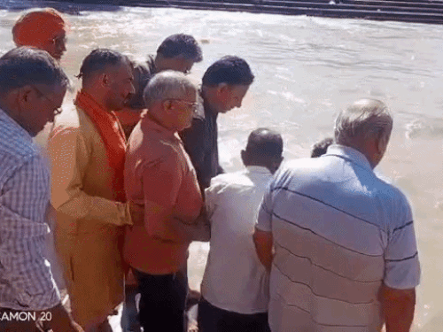 वीडियो कॉल पर दाह संस्कार के बाद नहीं आई बेटियां:सोनीपत की संस्था ने गंगा में अस्थियां प्रवाहित की; बड़ा भाई-भतीजा 10 साल बाद आएं