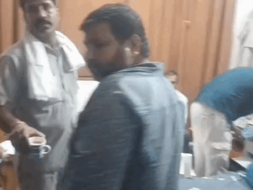 सोनीपत में रिश्वतखोर बिजली लाइनमैन गिरफ्तार:15 हजार में लेते पकड़ा; दुकान पर मीटर लगवाने के लिए मांगे, 10 हजार पहले ले चुका था