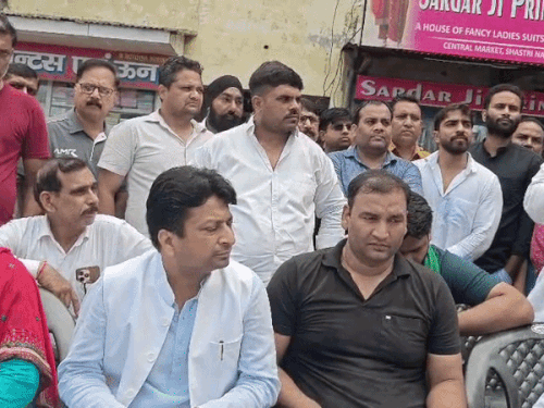 मेरठ में बुलडोजर और ट्रैक्टर के बीच आंदोलन- रविंद्र गुर्जर:शास्त्रीनगर में स्थानीय लोगों को स्कूल, अस्पताल संचालक और व्यापारियों का समर्थन