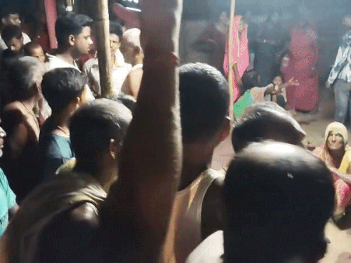 सुपौल-6 लोगों को कार ने रौंदा, 3 की मौत:कीर्तन के दौरान हादसा, 50 मीटर दूर दुकान में घुसी कार, घायलों की हालत गंभीर