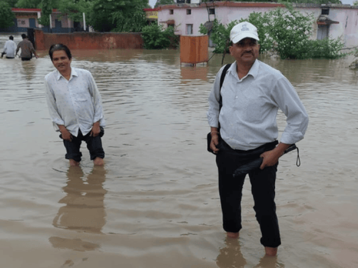 स्कूल परिसर में कमर तक पानी, फिर भी शिक्षक पहुंचे:रायसेन में नाले की बाढ़ से ₹1 करोड़ की PM श्री स्कूल बिल्डिंग जलमग्न
