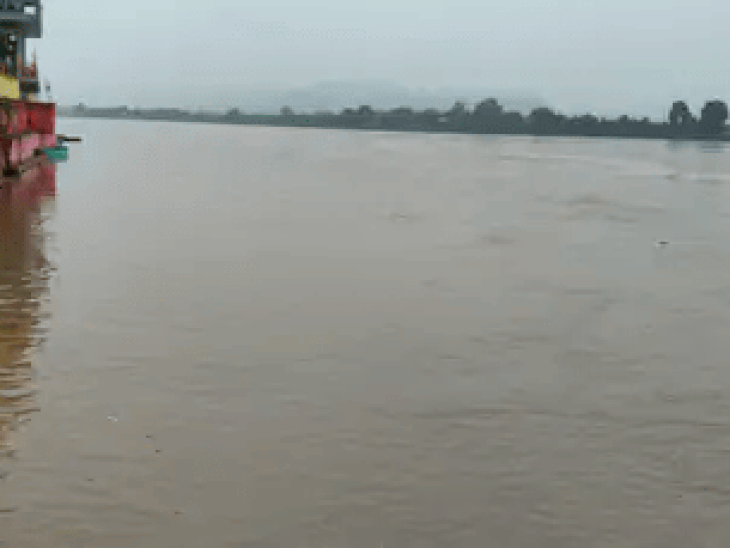 नर्मदापुरम में सावन में पहली बार ढाई घंटे मूसलाधार बारिश:बरगी डैम से पानी छोड़े जाने पर सेठानी घाट का जलस्तर 950.70 फीट पहुंचा, सीढ़ियां डूबीं