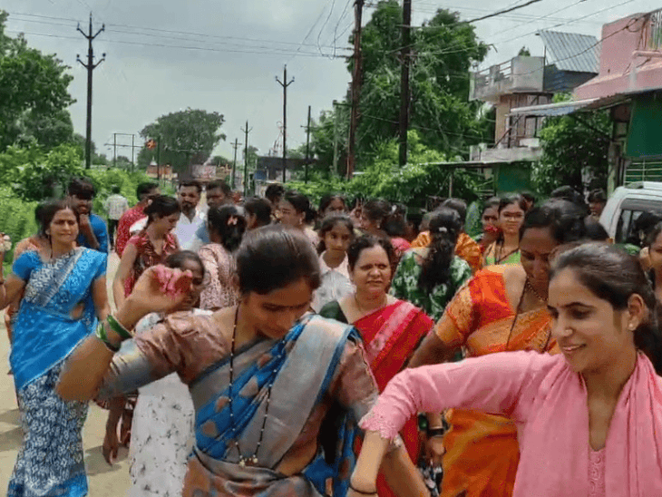 रातभर भजन-कीर्तन के बाद हुआ रोट पूजन:पांधार नदी में माताजी को कराया स्नान; नेपानगर में कान बाई उत्सव पर निकली भव्य शोभायात्राएं