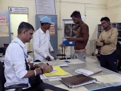 350 से ज्यादा यात्रियों को बिना टिकट के पकड़ा:स्मोकिंग और गंदगी फैलाने वालों पर भी कार्रवाई; 14 घंटे जांच की