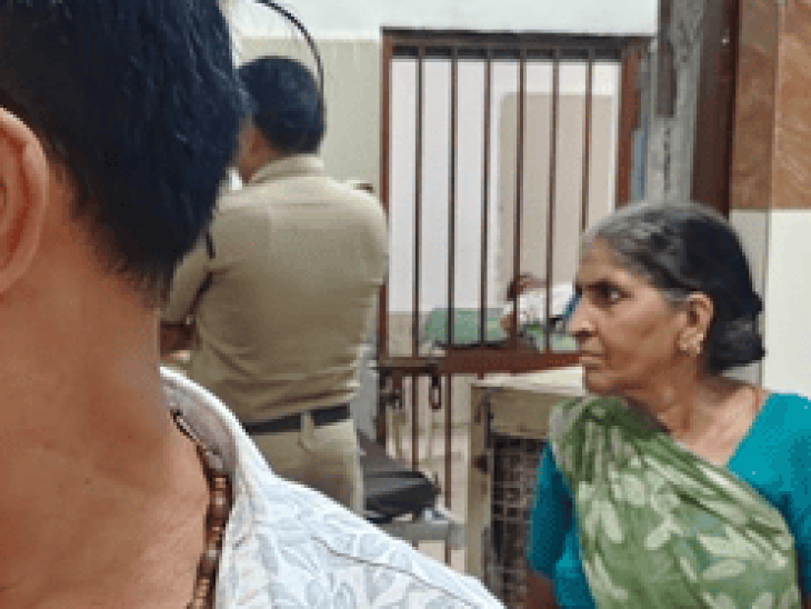 मुरैना में थाने में युवक ने ब्लेड से गर्दन-कलाई काटी:दोनों जगह 10-10 टांके लगे; छेड़छाड़ की शिकायत पर लाया गया था