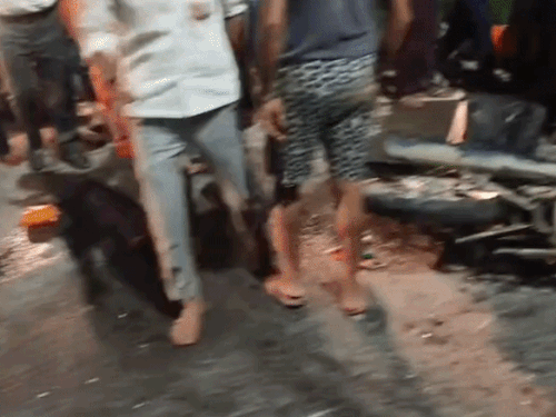 कांवरियों की बाइक अप्पे से टकराई, एक की मौत:प्रयागराज में दो कांवरिया की हालत गंभीर, तीनों एक ही बाइक पर जा रहे थे वाराणसी