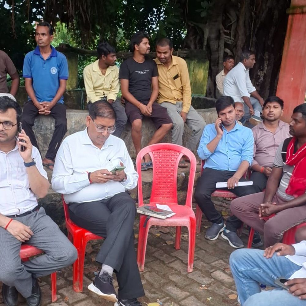 दीवार गिरने से 3 की मौत,अधिकारी परिजनों से मुलाकात की:मिर्जापुर में डिप्टी सीएम से बात कराने का प्रयास, प्रशासन ने दिया मदद का भरोसा