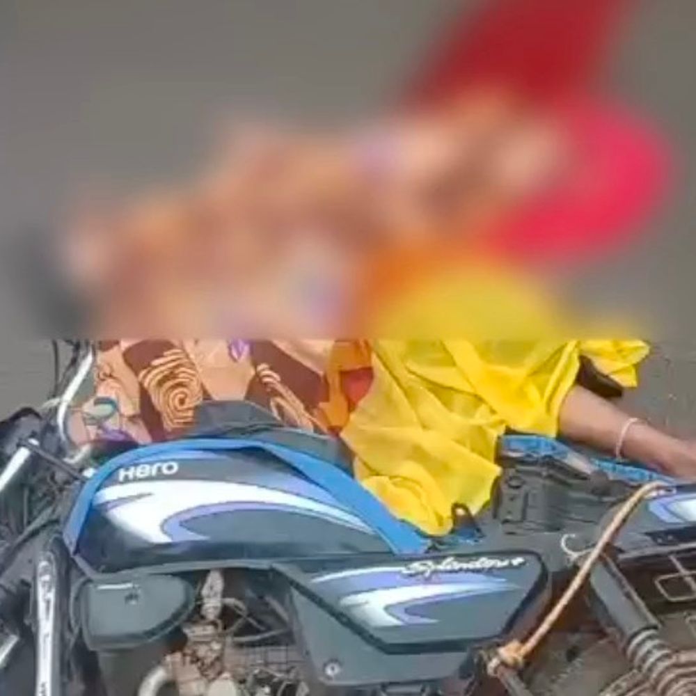 महिला डिवाइडर से टकराकर सड़क पर गिरी, ट्रक ने कुचला:ट्रक चालक मौके से फरार, बाइक सवार युवक हिरासत में