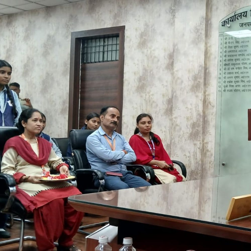 डीएम ने राखी बंधवाने के बाद छात्राओं से संवाद किया:एक घंटे की क्लास में बताए निरंतरता और अनुशासन के मंत्र