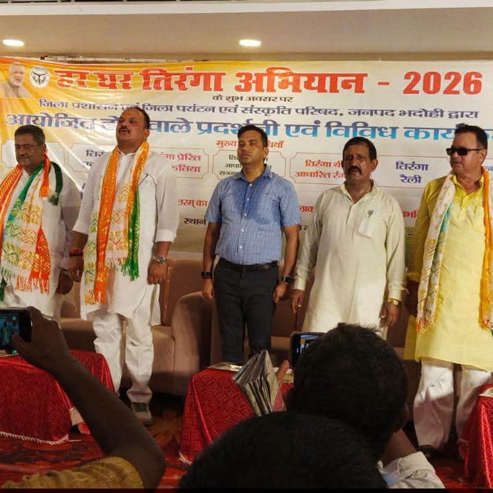 भदोही में भाजपा ने निकाली तिरंगा यात्रा:एमएलसी धर्मेंद्र सिंह और डीएम ने की सहभागिता