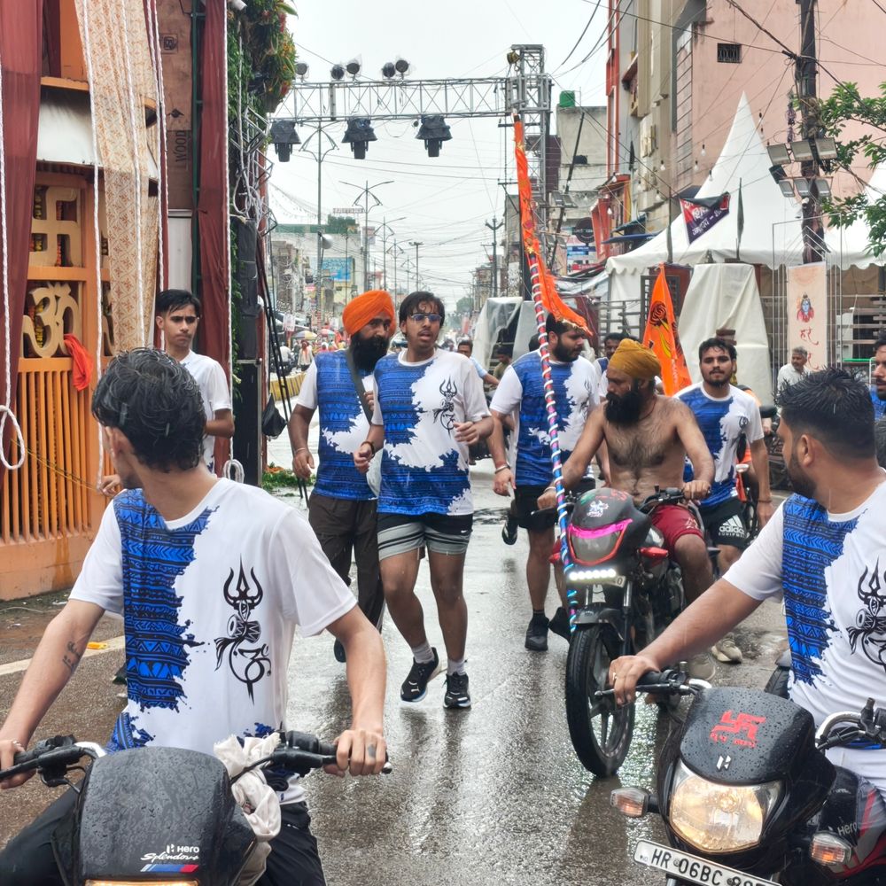 बारिश में भी नहीं थमा डाक कांवड़ का जोश:हर-हर महादेव के जयघोष से गूंजा शामली, सड़कों पर मुस्तैद रही पुलिस