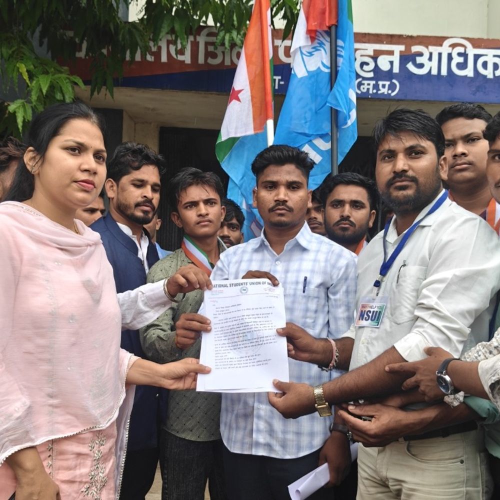 NSUI झाबुआ ने RTO को दिया ज्ञापन:विद्यार्थियों के लिए निजी बसों में 50%किराया छूट की मांग
